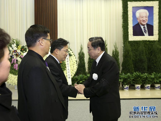 受中共中央委托，中共中央政治局常委俞正声、全国政协副主席郑万通，27日专程前往南京殡仪馆为丁光训送别，并慰问其亲属。这是俞正声与丁光训亲属握手。 新华社记者 庞兴雷 摄